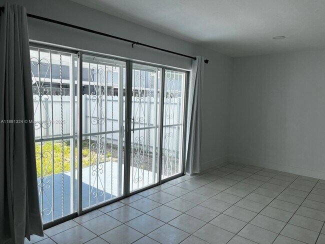 Foto del edificio - 7035 W 3rd Ave