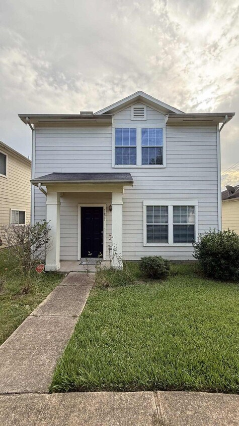 Foto principal - 1677 Nichole Woods Dr