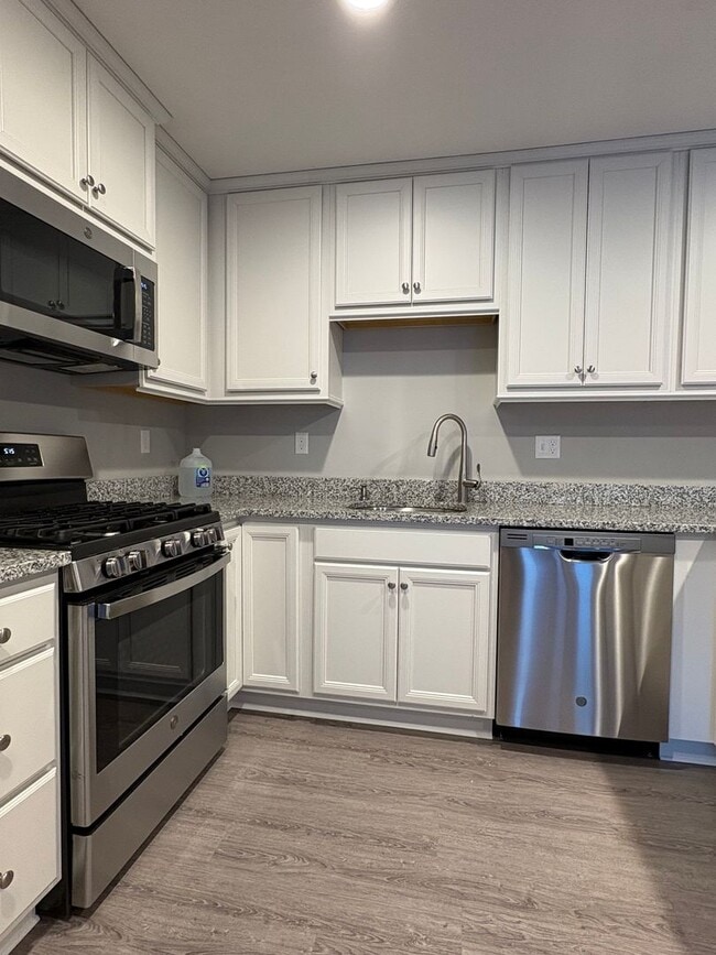 Building Photo - Bright, Spacious 2 bedroom condo in prime ...