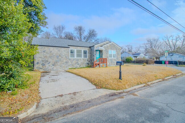 Foto del edificio - 579 Lynmore Ave