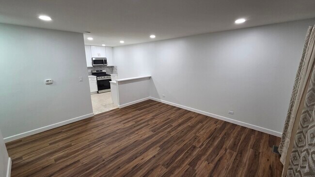 Building Photo - 1303 Kingsbury Dr