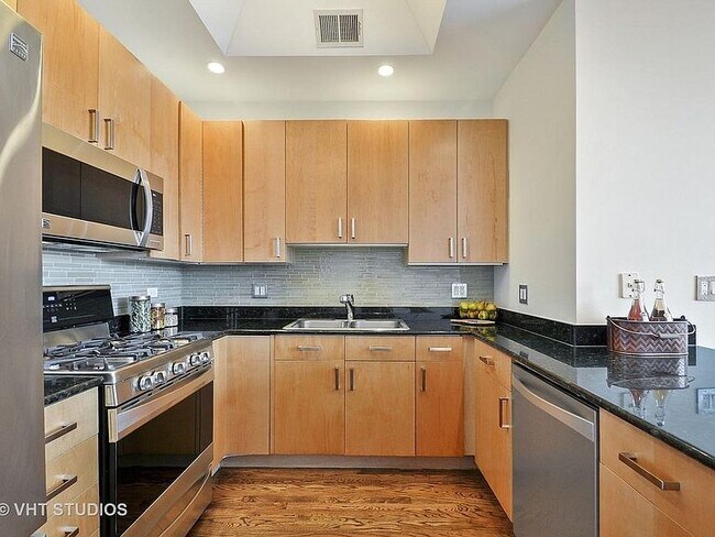 Building Photo - 816 W Hubbard St