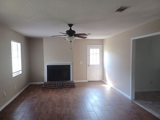 Foto del edificio - 120 Glenn Bryant Rd