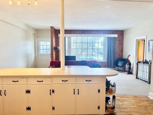 Building Photo - 366 Main St