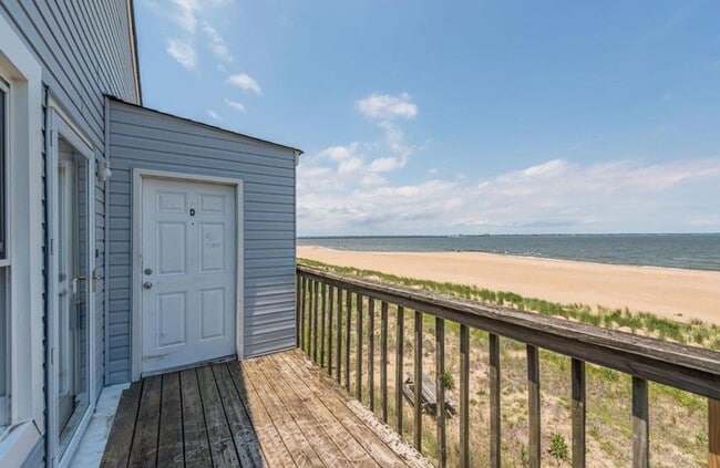 Building Photo - Stunning Beachfront Condo!