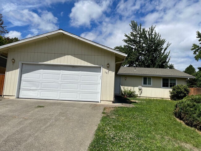 Foto del edificio - Very Nice 3 Bedroom 2 bath Home-Fully fenced Back Yard-East Medford