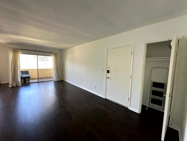 Foto del edificio - ***MOVE-IN SPECIAL 2 WEEKS FREE RENT***Spacious Upper level 1 bed -1 bath with parking and pool i...