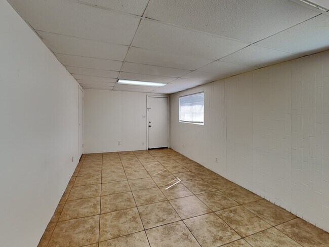 Building Photo - 6213 W Claremont St