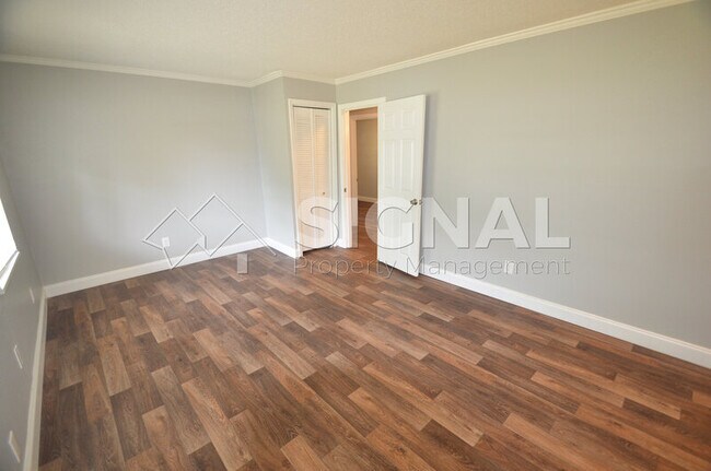 Building Photo - 521 Lovoy St