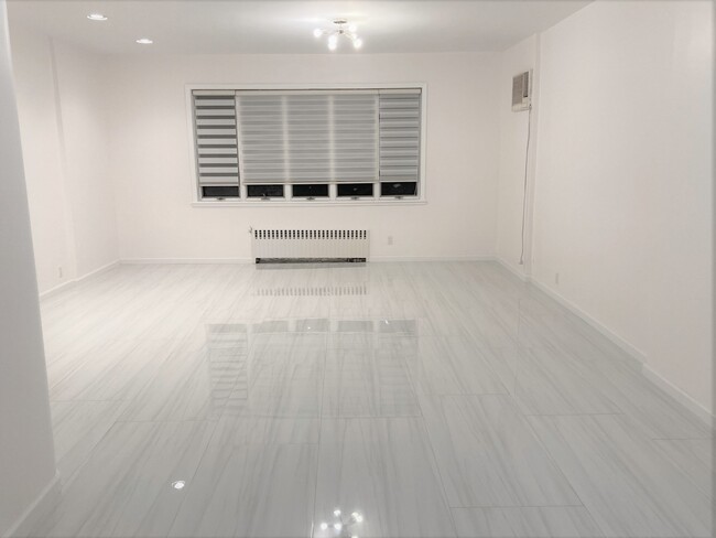 Foto del edificio - 1475 E 10th St
