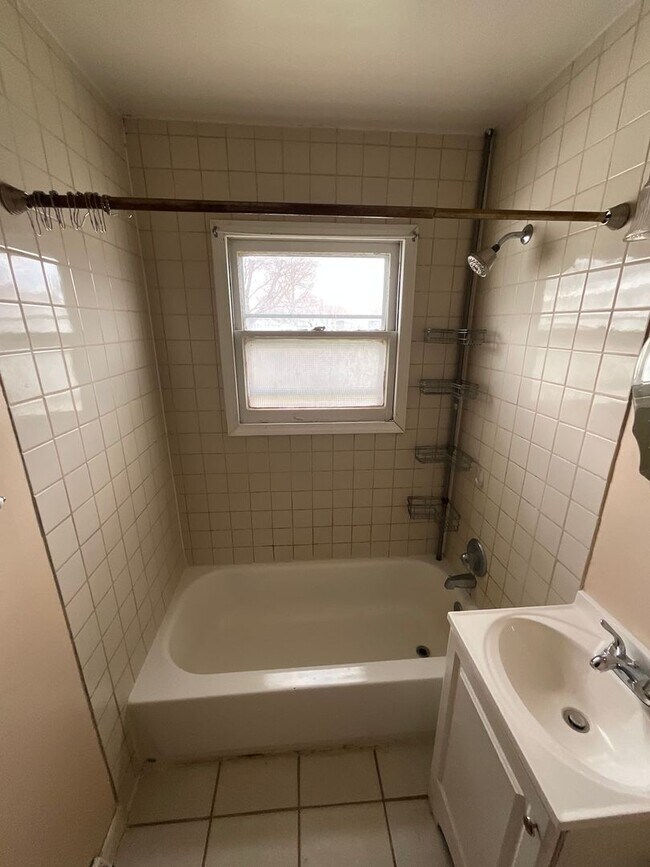 Foto del edificio - 3 Bed 1 bath with large 2 car garage close to schools.