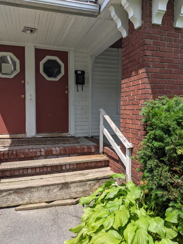 Primary Photo - 220-222 W Genesse Park Dr