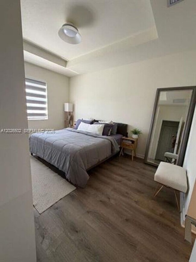 Foto del edificio - 3332 W 108th St