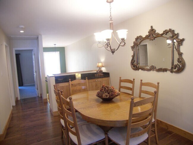 Foto del edificio - 3 Bedroom with a Summer Pool - Across from...