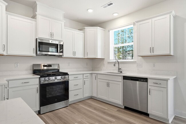 Foto del edificio - CORNER BRAND NEW CONSTRUCTION SINGLE FAMILY HOME- 3 BEDROOM 2 1/2 BATH SINGLE FAMILY!