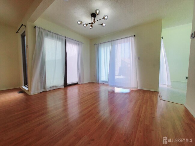 Foto del edificio - 65 Diamond Ln