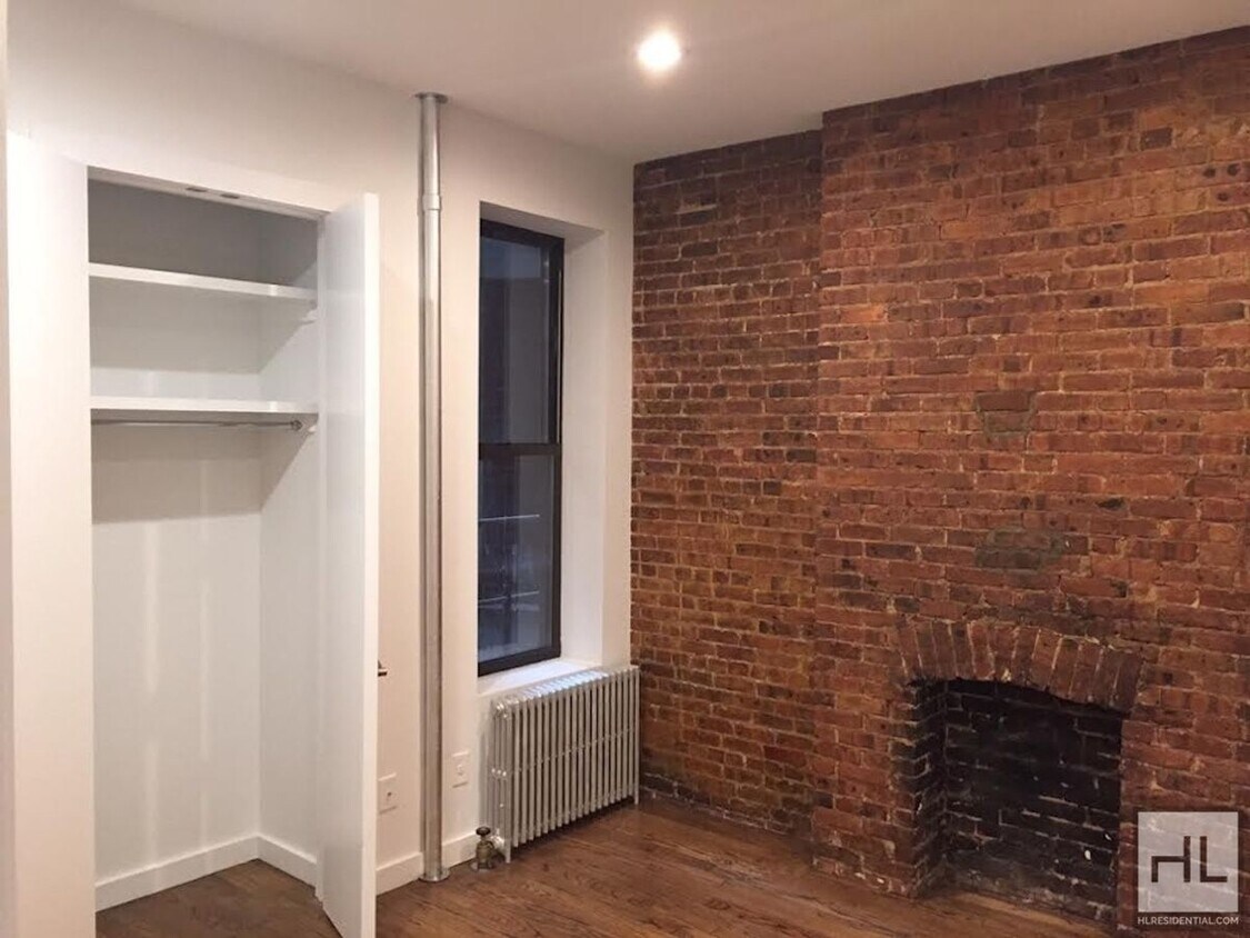 Building Photo - Myrtle Avenue / Spacious  3-Bed, 2-Bath / ...