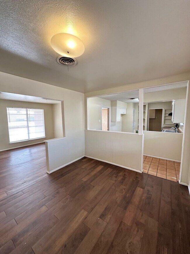 Foto del edificio - 3 Bed 2 Bath Ready To Rent ASAP!