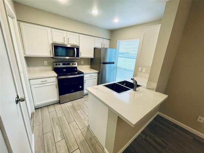 Building Photo - 3900 Woodchase Dr
