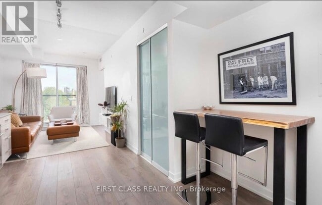 Photo du bâtiment - 297 College St