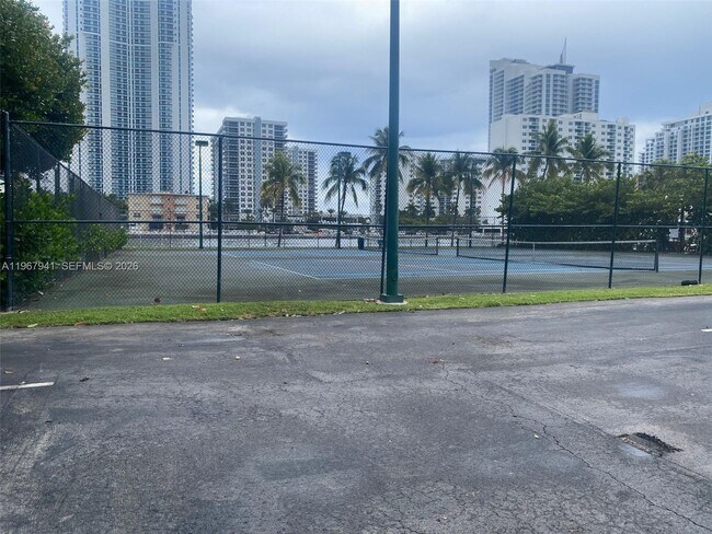 Foto del edificio - 1000 Parkview Dr