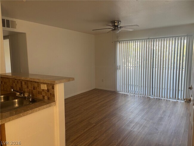 Foto del edificio - 5710 E Tropicana Ave