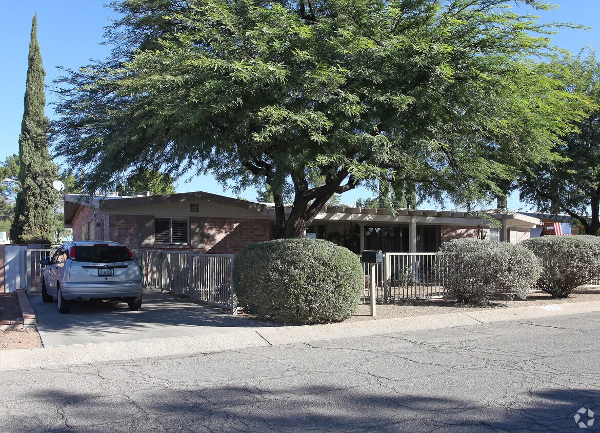 Primary Photo - 5829-5831 E North St