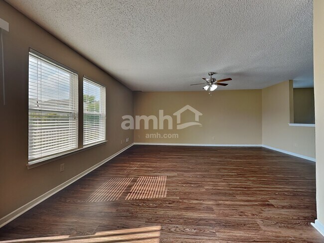 Foto del edificio - 14470 Forsythia Ln