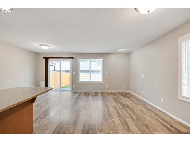 Building Photo - Stunning townhouse in Canby- 3 bed / 2.5 b...