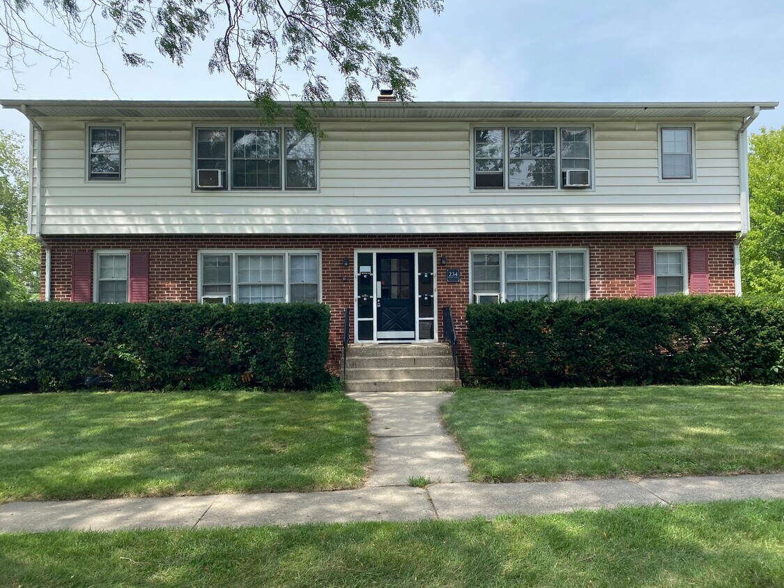 234 Pomeroy Ave Unit 1W, Crystal Lake, IL 60014 Apartments in Crystal