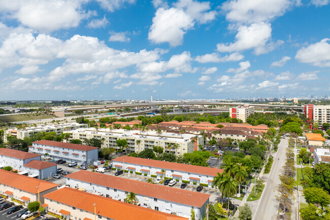 Building Photo - La Villas De Fountainbleu