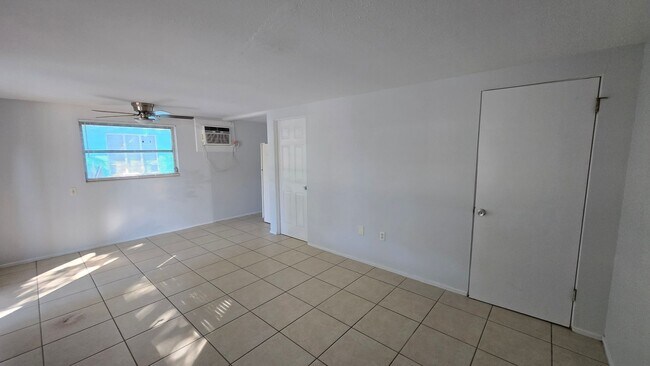Building Photo - Nice 1 bed/ 1 bath near Downtown Sarasota Available Now!