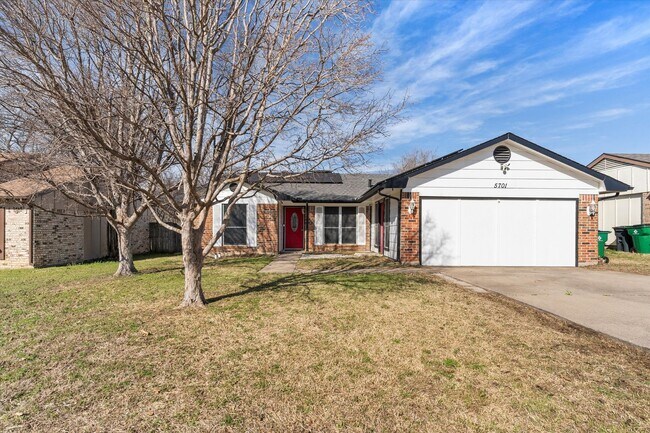 Building Photo - Charming 4-Bedroom Home with Modern Update...