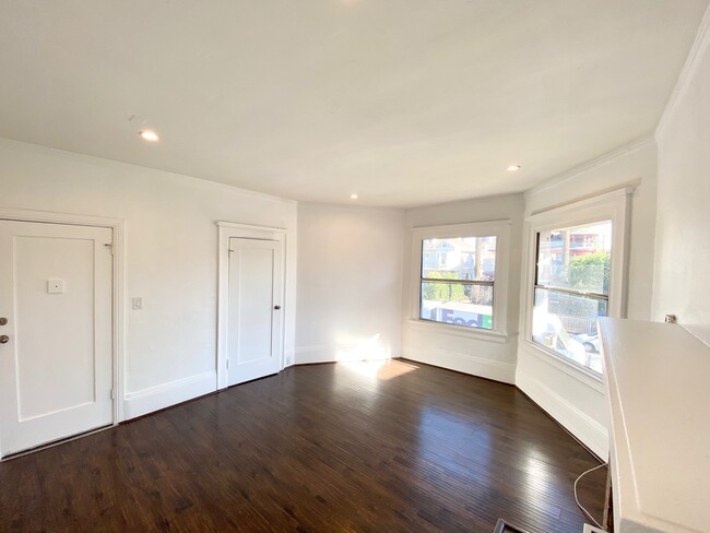 Building Photo - 1033 S Bonnie Brae St