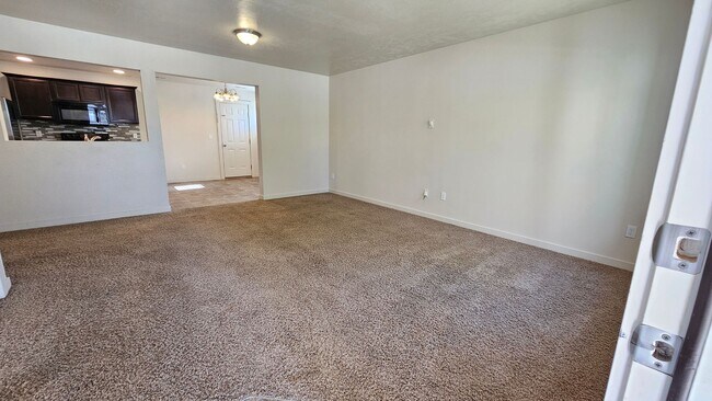 Building Photo - Pet Friendly Home with Office/Den!