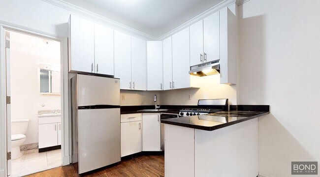 Building Photo - 157 E 71st St