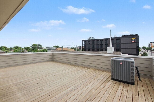 Building Photo - Newly Renovated Condominium