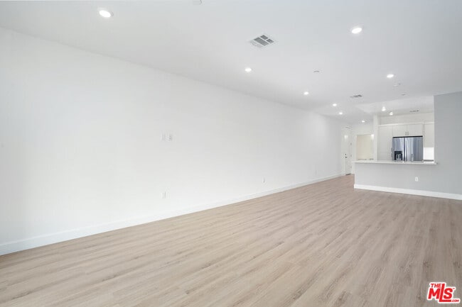 Foto del edificio - 1832 S Barrington Ave