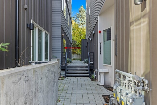 Building Photo - 802 23rd Ave S