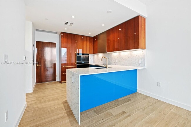 Foto del edificio - 2678 Tigertail Ave