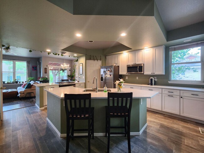 Foto del edificio - Stunning 3 Bedroom Townhome Tucked Away In...