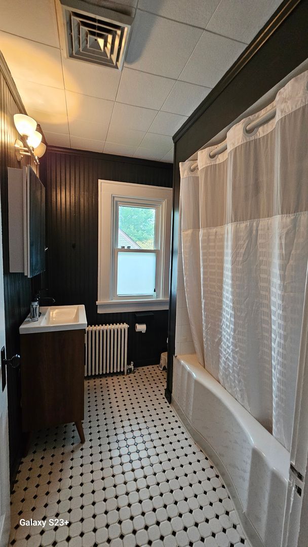 Building Photo - Beautifully updated 3 Bedroom
