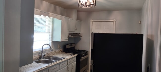 Kitchen - 198 Polar Rock Dr SW