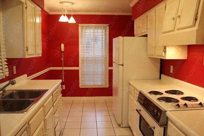 Building Photo - 2 bed / 2.5 bath home