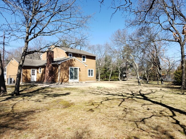 Foto del edificio - 34 Old East Neck Rd