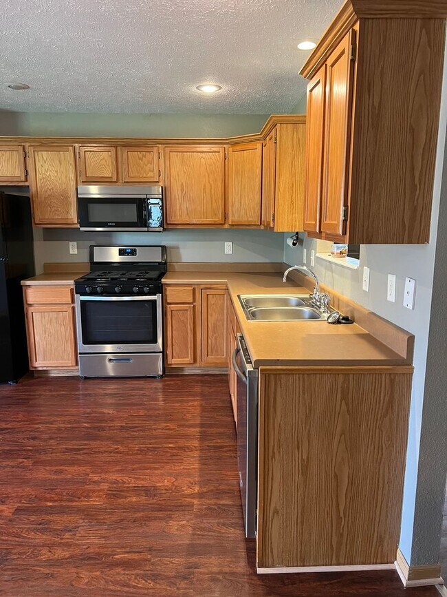 Building Photo - 3 Bedroom 2 Bathroom Duplex