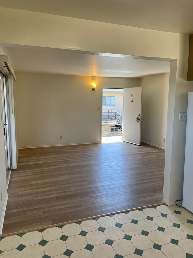 Living room - 418 Grand Blvd