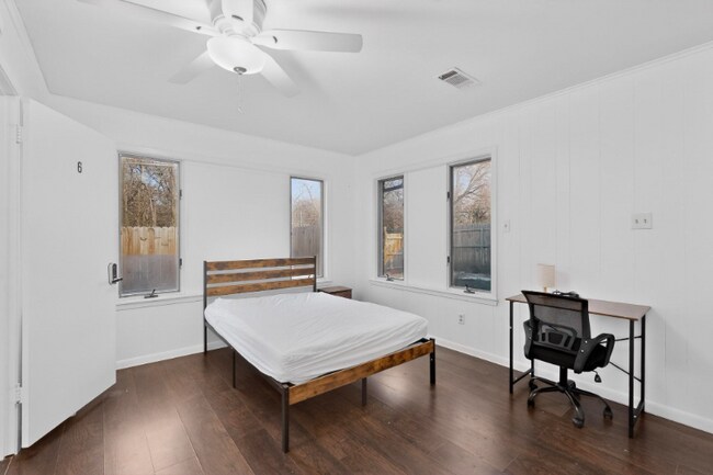 Building Photo - 404 Nottingham Dr