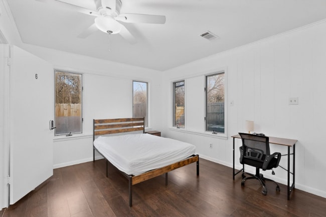 Photo - 404 Nottingham Dr House