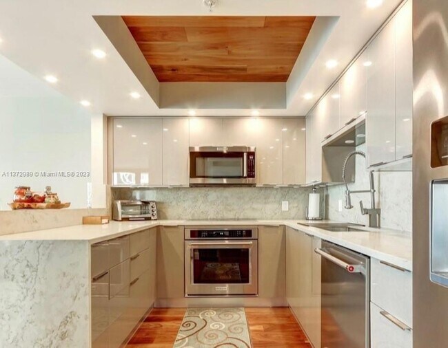 Building Photo - 2843 S Bayshore Dr